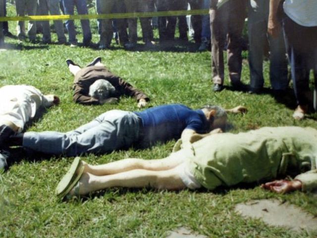 Son asesinados seis sacerdotes jesuitas y dos empleadas.