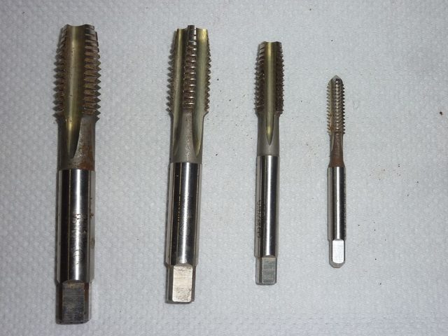 Whitworth opta por mejorar los métodos de trabajo mecánicos por  la normalización de las roscas de tornillos