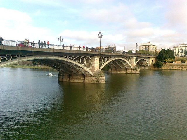 Puentes sobre pontones. Puente de Triana sobre el río Guadalquivir en Sevilla