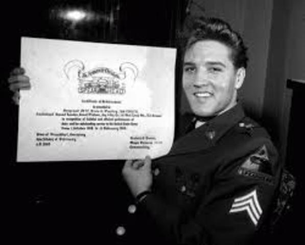 Elvis se gradúa del del servicio militar