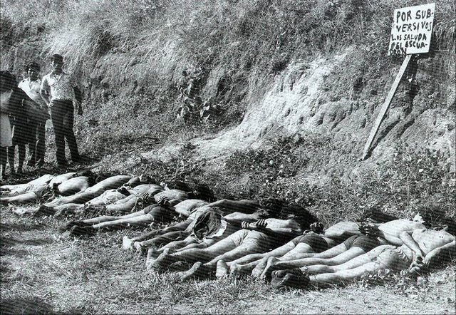 Víctimas de los escuadrones de la muerte. El letrero dice: "Por subversivos los saluda el escuadrón" - 80's