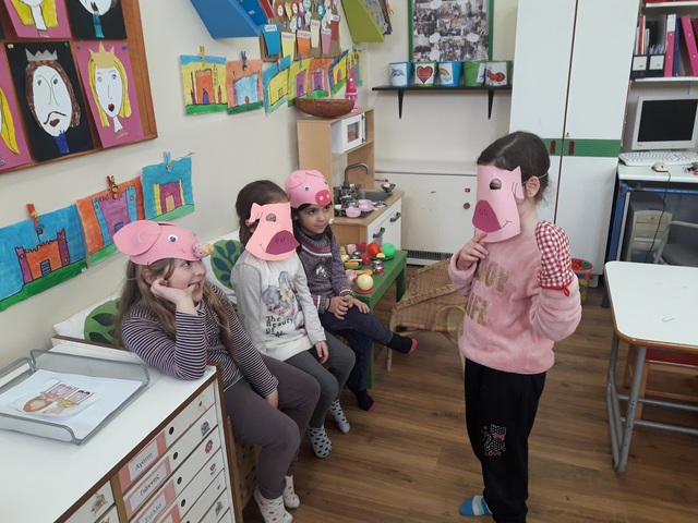 The 3 Little Pigs say goodbye to their mother.They have to built their own houses.