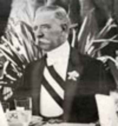 Se firman los tratados de paz conocidos como tratados de Ciudad Juárez. Por disposición constitucional, Francisco León de la Barra asume el poder interinamente. Madero acepta el licenciamiento de las tropas revolucionarias.