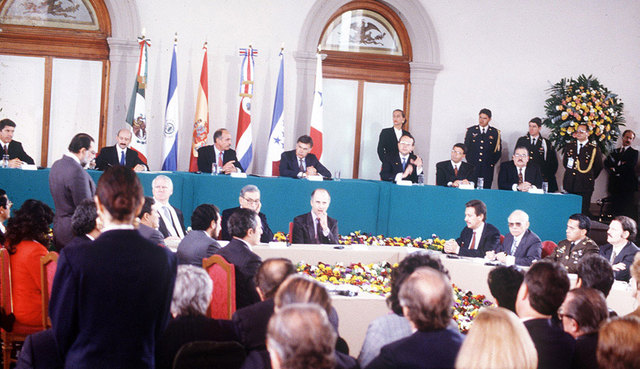 Firma de los Acuerdos de Paz El Salvador