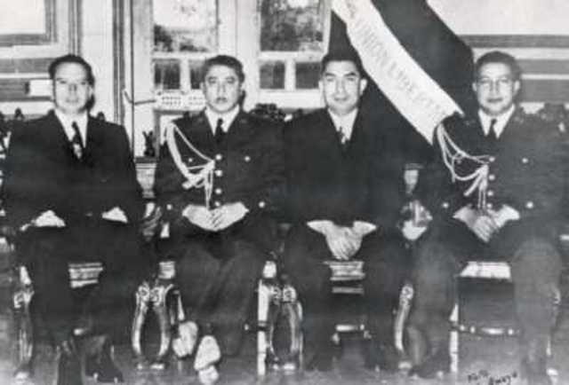 Civiles y militares toman el poder