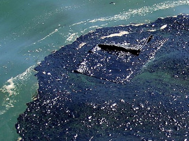 Exxon Valdez derrama 42 millones de litros de petróleo crudo en la costa de Alaska.