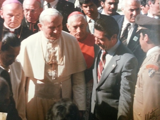 El papa deplora la violencia