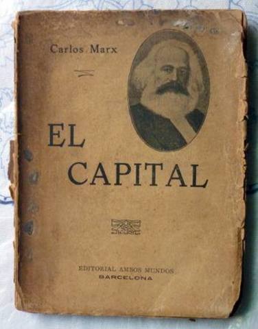 Marx critica el capitalismos con uno de sus tantos libros como el capital