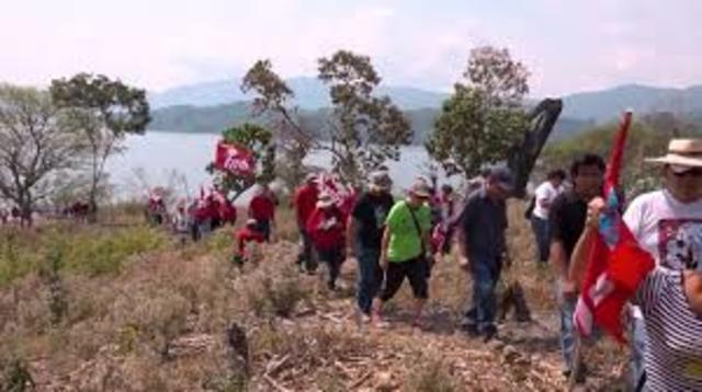 Violencia entre el gobierno derechista y la oposición izquierdista