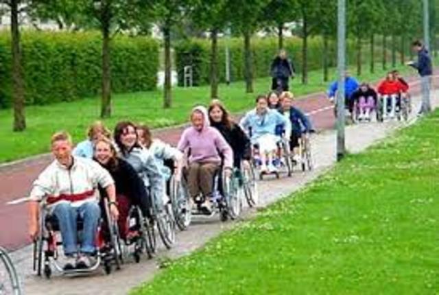 Moeilijk voor gehandicapte mensen om trein te nemen