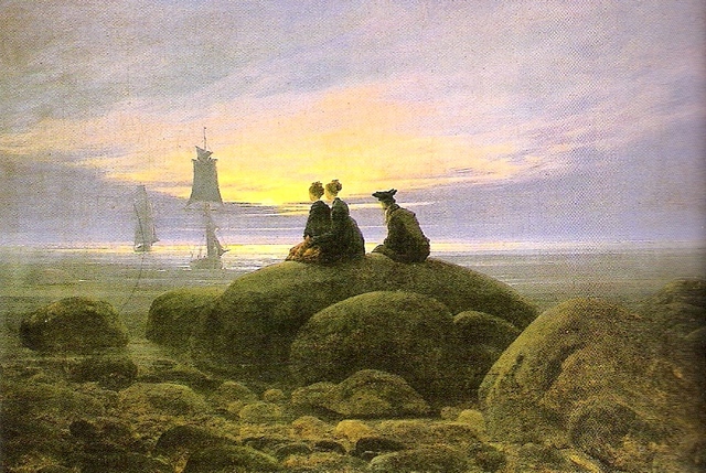 La luna saliendo a la orilla del mar