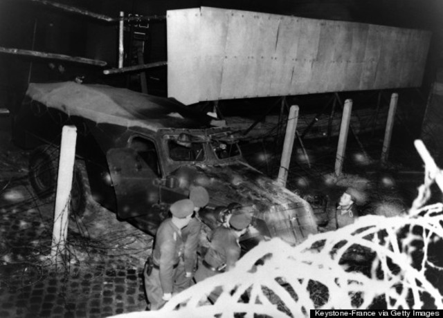 People trying to escape the Berlin Wall