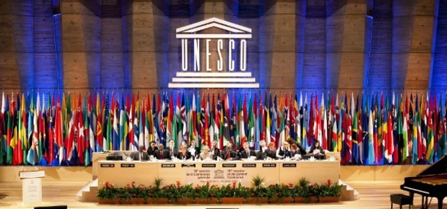 UNESCO adoptó la  expresión  “recursos  educativos de libre acceso”