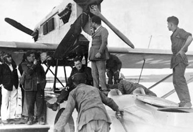 El general Franco vuela desde Canarias y se pone al frente de las tropas de Marruecos