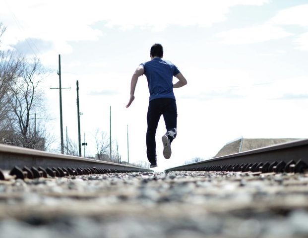 Se escapa del colegio y de la ciudad para ir donde su madre