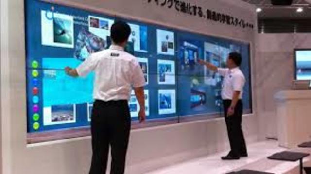 La web permitió el desarrollo de los primeros sistemas de gestión del aprendizaje (LMS), tales como WebCT (que más tarde se convirtió en Blackboard).