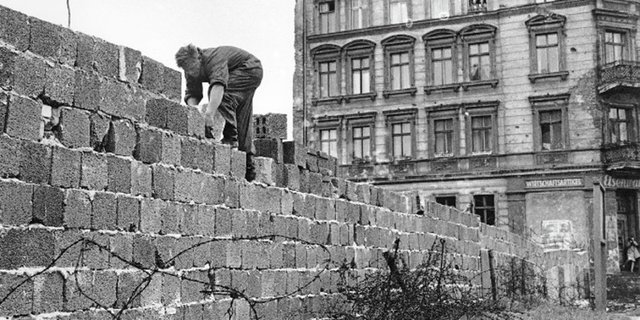 Berlin Wall construction