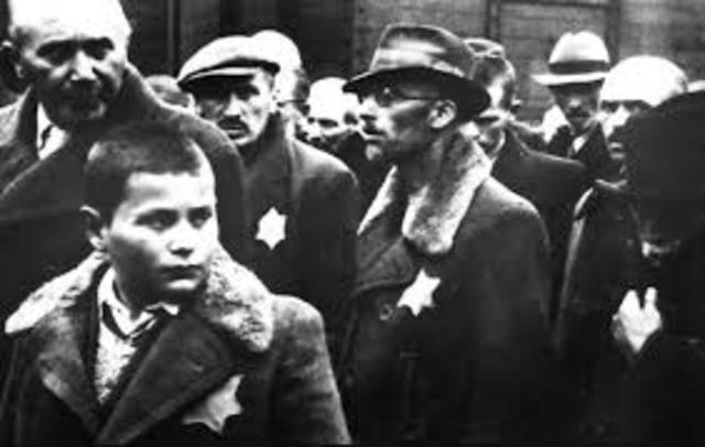 Nazis order Jews to wear yellow stars