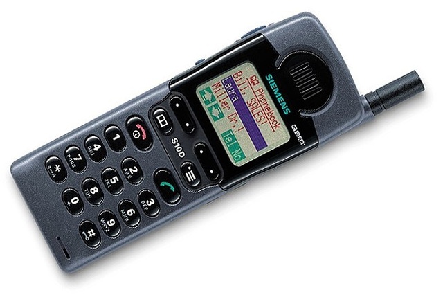 Se crea la primer red 3G. Primer móvil con pantalla a color.