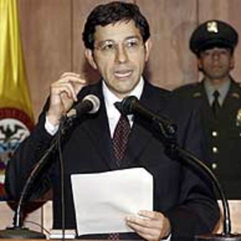 Aprobada en Colombia la reelección presidencial que permitirá a Álvaro Uribe volver a presentarse en 2006