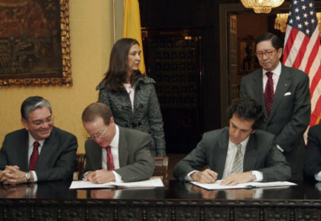 EE.UU. y Colombia firman convenio militar
