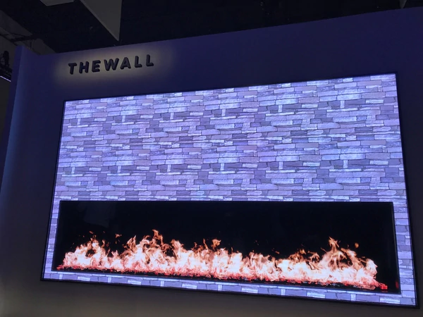 Un televisor que simula una pared