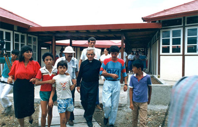 Funda la Universidad Minuto de Dios "Uniminuto".
