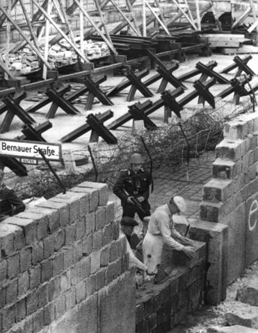 Ανέγερση του πρώτου προσωρινού Τείχους