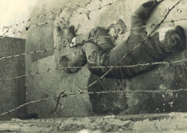 Ο Πέτερ Φέχτερ  πυροβολήθηκε και πέθανε αβοήθητος,  από αιμορραγία στη νεκρή ζώνη.