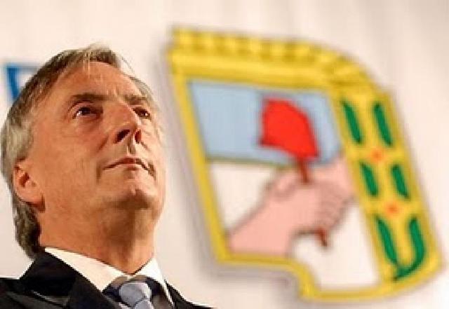 Asume Nestor Kirchner.