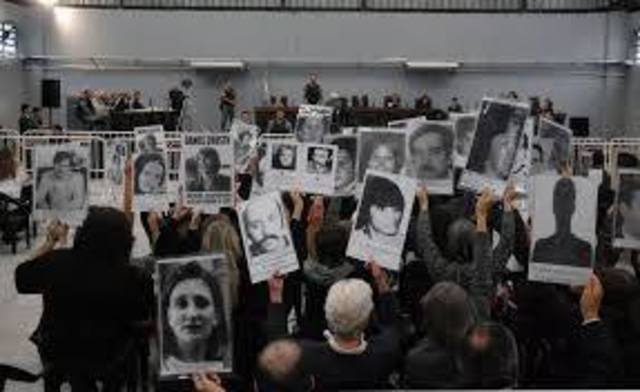 Declara no constitucional las leyes de Obediencia Debida y Punto Final.