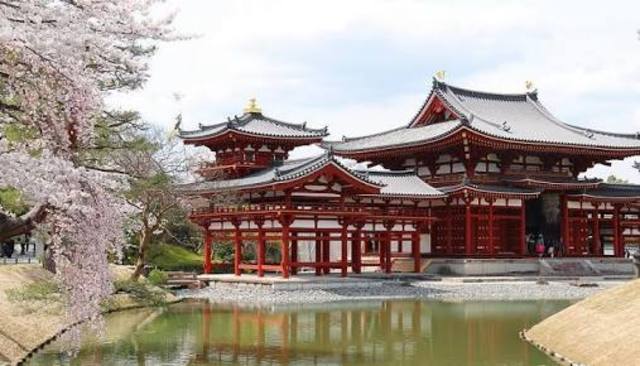 Fujiwara Yorimichi builds the Byodo-in Temple