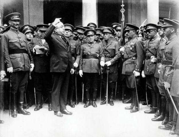 Exèrcit espanyol a Àfrica es rebel.la. El dia següent la insurrecció s'estenia per la Península.