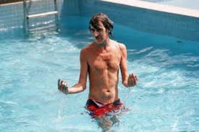 Charly García se tira a una pileta desde un noveno piso en Mendoza