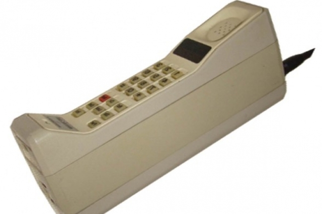 Primer prototipo de telefonía celular