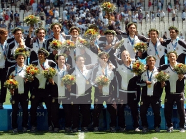 El seleccionado de fútbol sub 23 de Argentina gana la medalla de oro en los Juegos Olímpicos de Atenas