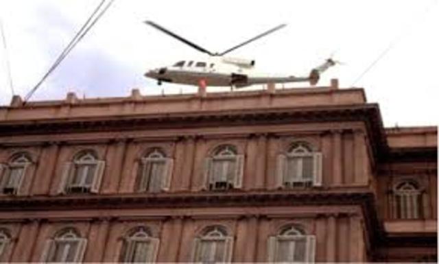 El ministro de Economía Domingo Cavallo anuncia el Corralito.