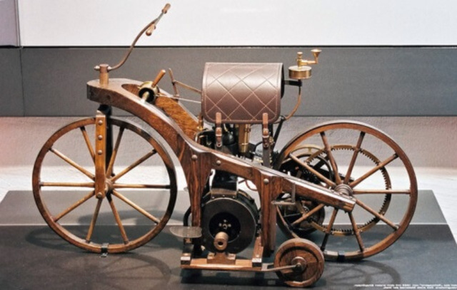 INVENTO DE LA PRIMERA MOTOCICLETA