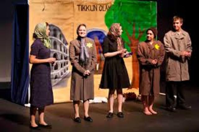 Four Kansas students make a play titled "Life in a Jar" about Irena.
