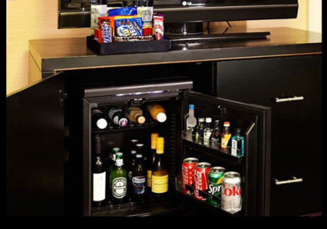 Primer mini bar en un hotel
