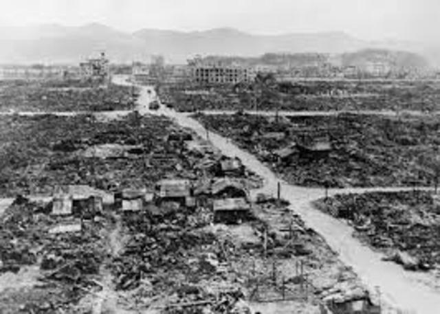 US drops nuclear bombs on Nagasaki