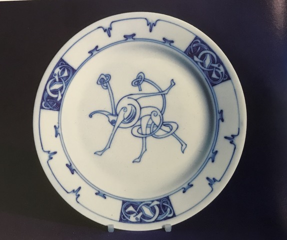 Arte: Plato con motivos nórdicos para Posgrund por Henrik Bull