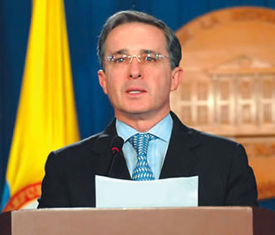 Triunfo de Álvaro Uribe en las elecciones  ● Año de mi nacimiento