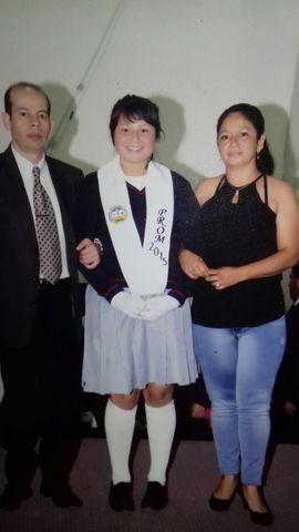 Este fue mi grado de noveno, estaba acompañada de mi madre y el director del curso.