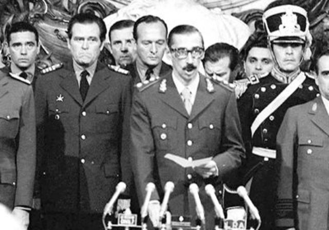 1976. Asume Videla tras efectuar un Golpe de Estado.