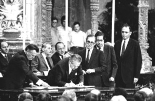 Assinatura do Tratado de Adesão à CEE