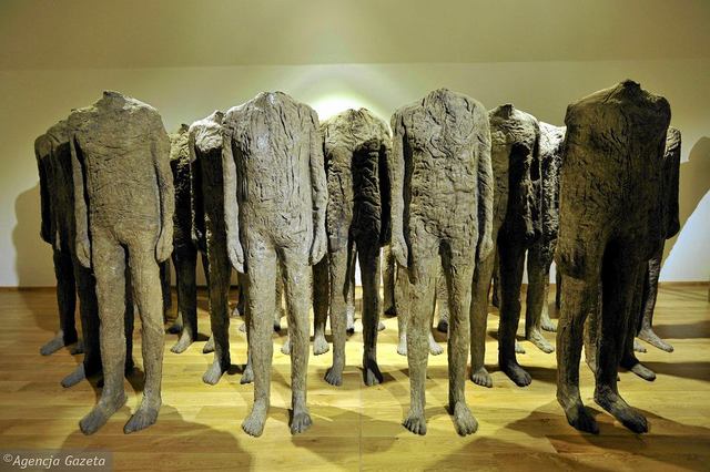 Rzeżba XXw Stojące postacie Magdalena Abakanowicz