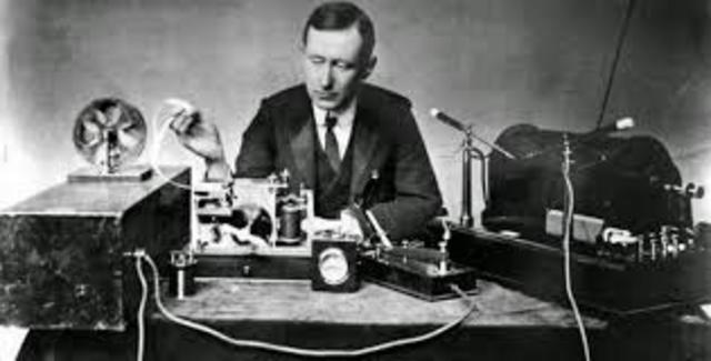 Guillermo  Marconi inventa el teléfono