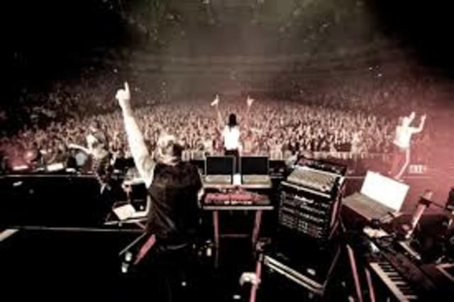 Начало вещания в Москве и Санкт-Петербурге