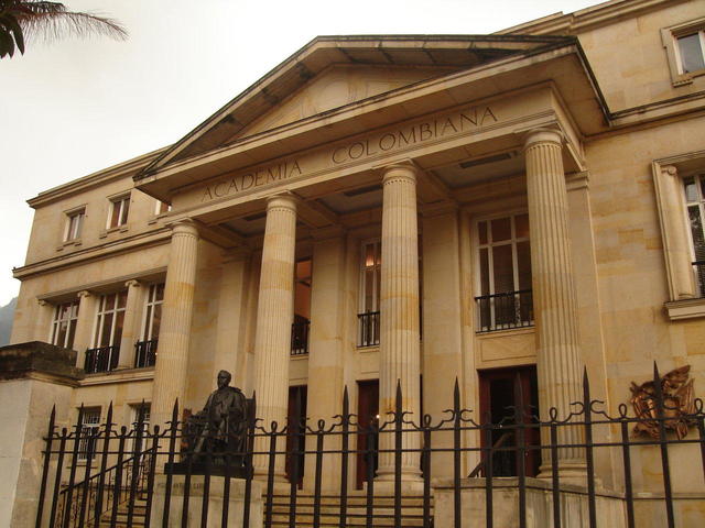 Forma parte de la Academia Colombiana de la Lengua